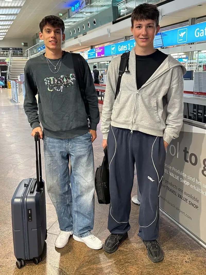 Johannes Avon und Felix Fantur mit Reisegepäck am Flughafen Innsbruck