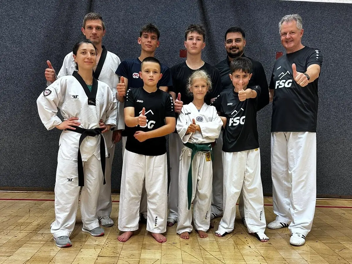 Gruppenfoto unseres Teams in Doboks und schwarzen Shirts bei der Euregio Open 2025, viele zeigen den Daumen nach oben