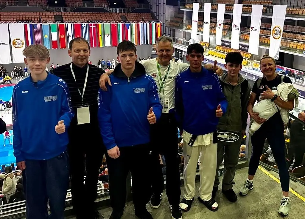 Unser Team mit Trainern und Begleitung auf der Tribüne bei der Austrian Open 2026 in Innsbruck