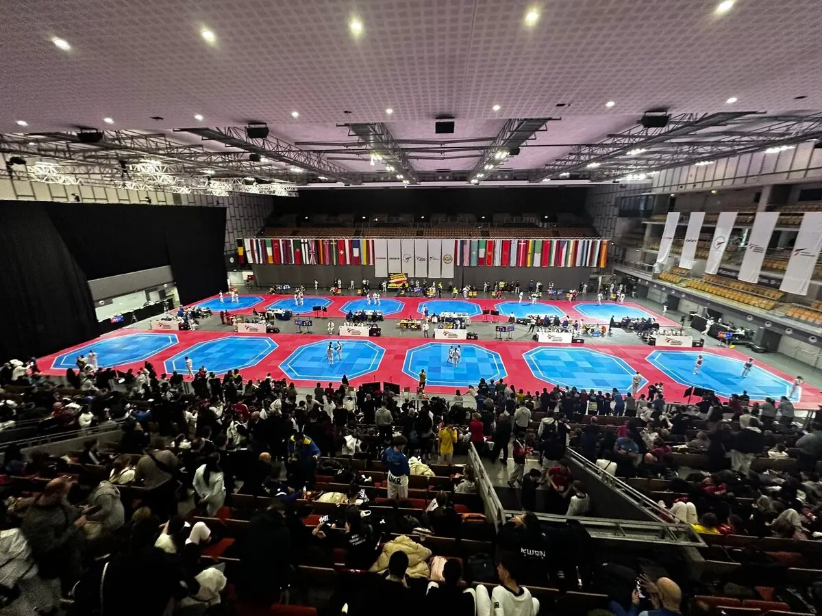 Blick über die Wettkampfflächen und die gut besetzte Tribüne im Vordergrund bei der Austrian Open 2026 in der Olympiahalle Innsbruck