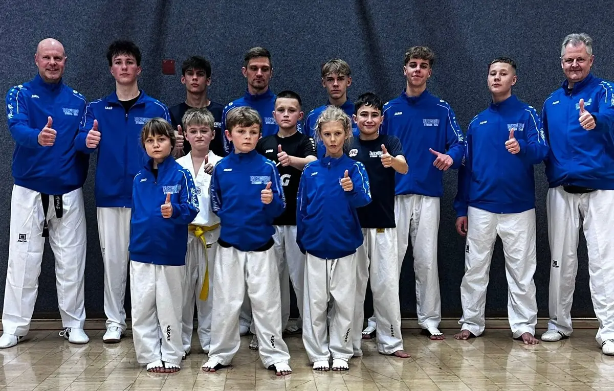 Unser Team mit Trainern bei der Mieminger Plateau Open 2025, fast alle zeigen den Daumen nach oben