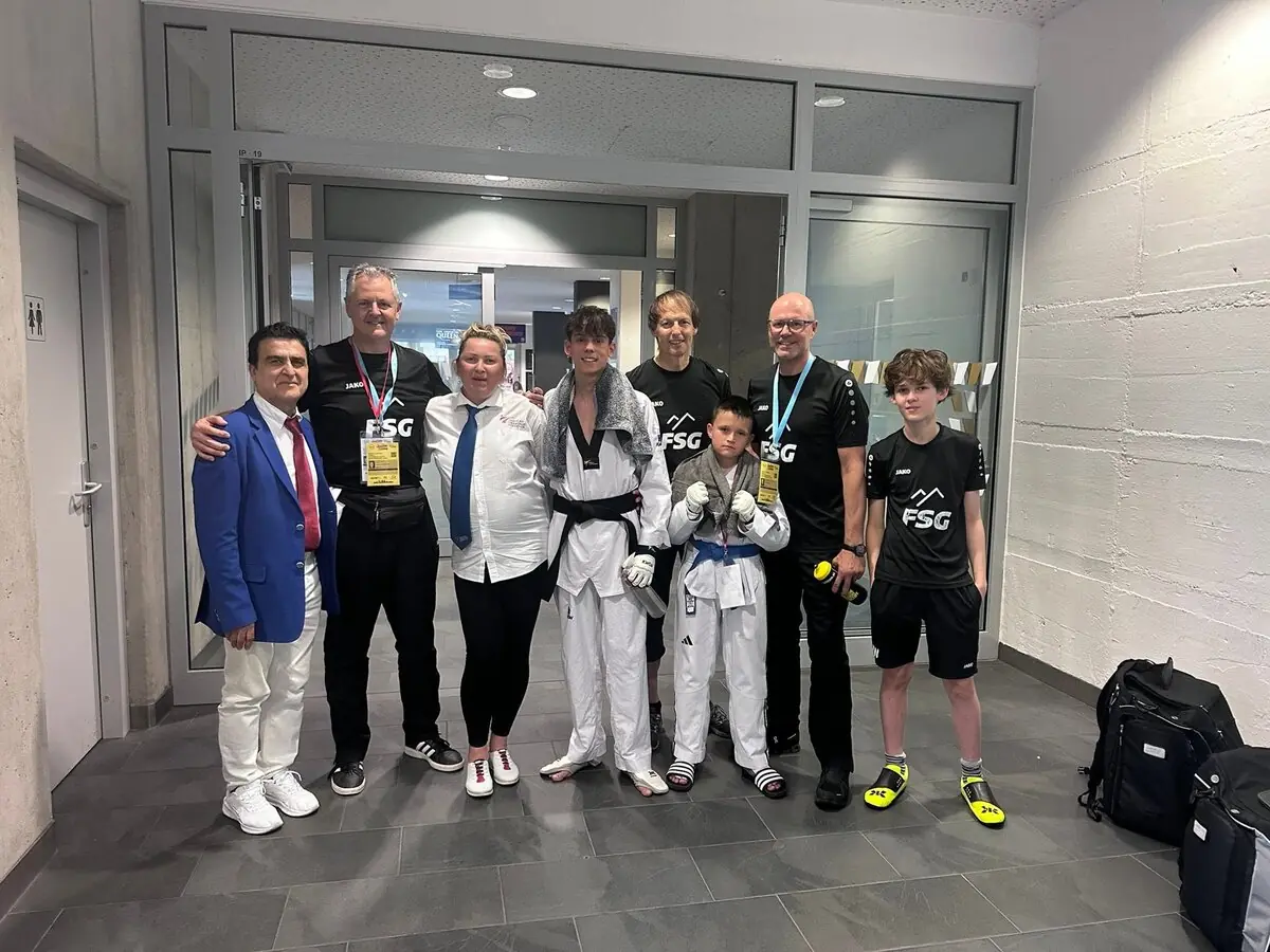 Gruppenfoto mit Sportlern und Trainern unseres Teams und zwei Offiziellen in der Olympiahalle Innsbruck bei der ÖM 2025
