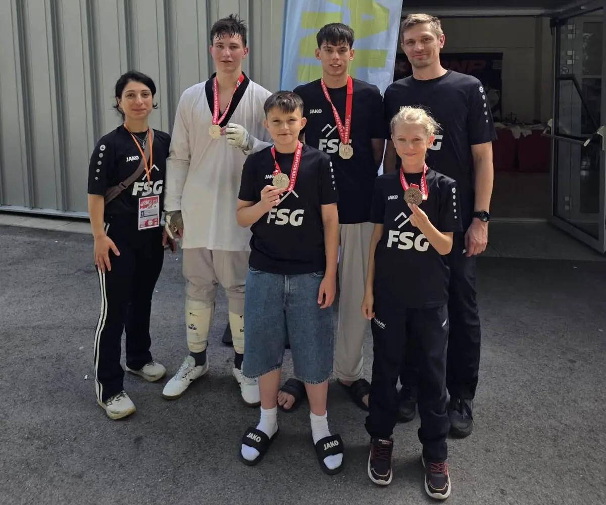 Unser Team mit Medaillen vor der Halle bei den Sport Austria Finals 2026 in Wien