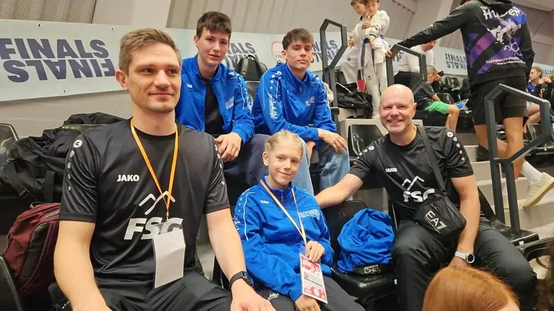 Ein Trainer, Sportler und ein Begleiter unseres Teams auf der Tribüne bei den Sport Austria Finals 2026