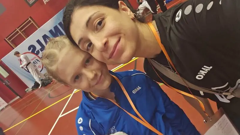 Selfie unserer Trainerin mit einem jungen Teammitglied, im Hintergrund ein Banner der Sport Austria Finals