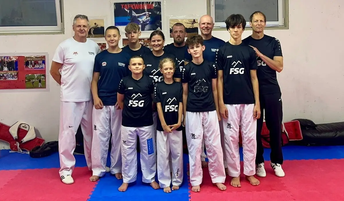Gruppenfoto mit Teilnehmern und Trainern beim Sommertraining 2025 im Trainingsraum