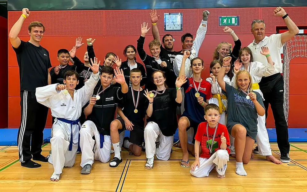Das Team von Frankford's Taekwondo mit Medaillen