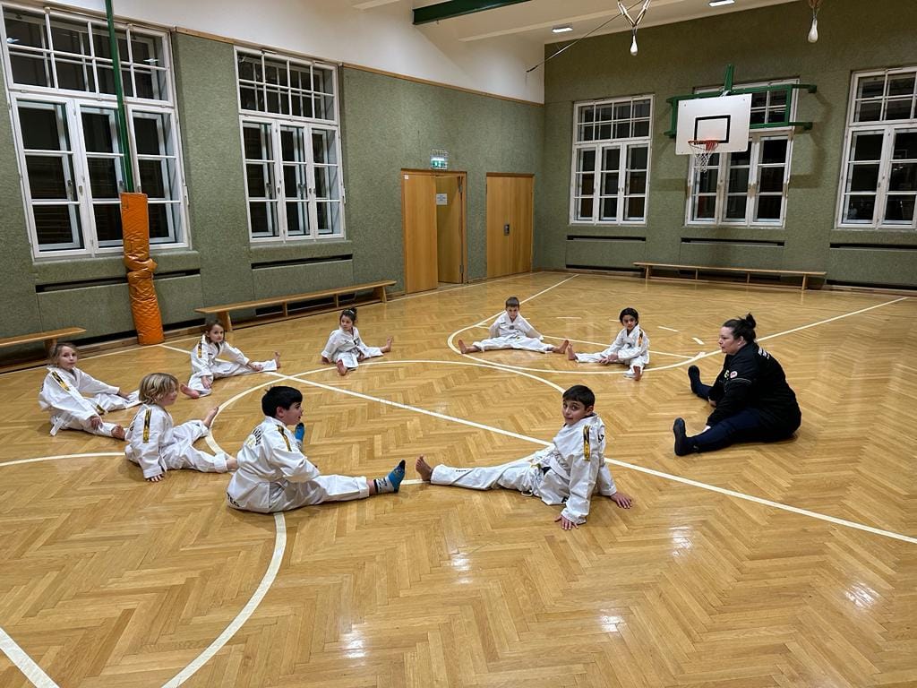 Kleinkindergruppe bei Frankfords Taekwondo in Action